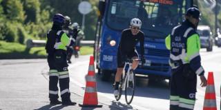 Autoridades en labores de acompañamiento a ciclistas en ruta segura.