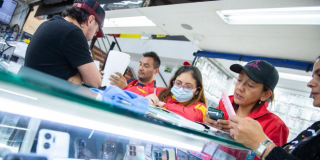 Imagen de funcionarios en un comercio de celulares