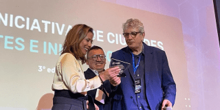 Fotografía del momento en que la consejera TIC recibe el premio