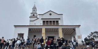 Foto de una iglesia en un cerro de Bogotá 