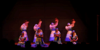 Foto de cuatro mujeres en un teatro 