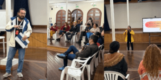 Foto de unos ciudadanos en una charla