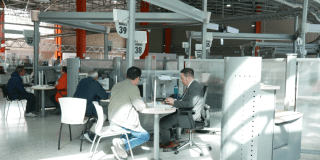 Foto de un funcionario ayudando a un ciudadano