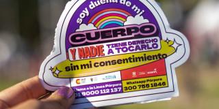 Sticker contra el acoso con información para mujeres sobre líneas de atención al acoso.