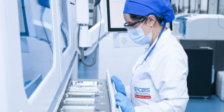 Foto de una trabajadora del IDCBIS