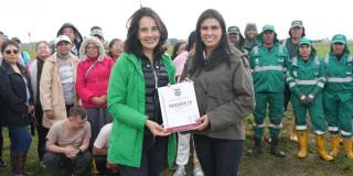 Adriana Soto, secretaria de Ambiente, recibe predio de reserva Thomas van der Hammen