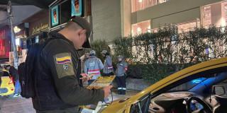 Policía del Gaula verificando taxi en la Zona T, en Chapinero