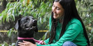 Perro vinculado al programa de adopción del IDPYBA con mujer 