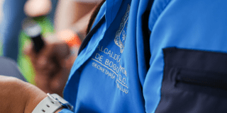 Foto de la chaqueta de un funcionario de salud 