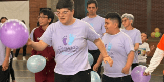 Foto de un grupo de personas bailando 