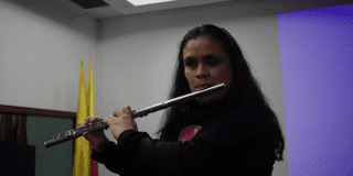 Foto de una mujer tocando un instrumento 