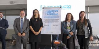 Foto que muestra cuatro personas sonriendo 