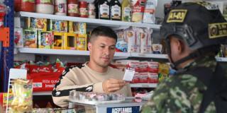 Comerciante del barrio El Jazmín de Puente Aranda, recibiendo información para prevenir la extorsión y el secuestro. 