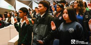 Foto que muestra estudiantes reunidos 