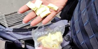 Mujer sosteniendo dosis de droga en sus manos