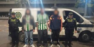 Tres capturados por el presunto hurto de una camiseta de fútbol a un hincha en estación de TransMilenio
