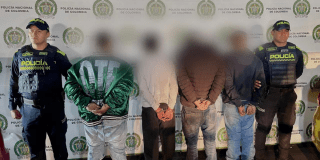 Imagen de los cuatro capturados dando la espalda