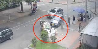 Foto que muestra una persona dejando residuos en la calle