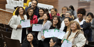 Imagen de distintas personas con un diploma