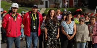 Foto de funcionarios de la alcaldía de Chapinero con ciudadanos