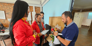 Imagen de funcionarias de Ciudad Bolívar recibiendo equipos y dotaciones