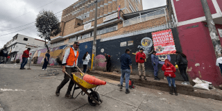 Imagen de personas recogiendo basura en un punto crítico