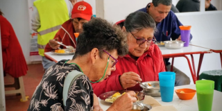 Imagen de dos mujeres comiendo