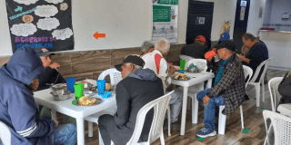 Imagen de varias personas comiendo en el comedor comunitario Las Cruces