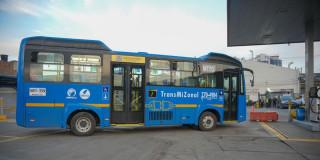 Foto de un bus TransMiZonal de TransMilenio en Bogotá.