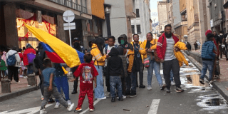 Imagen de integrantes de la comunidad Emberá con menores de edad en las calles del centro de Bogotá