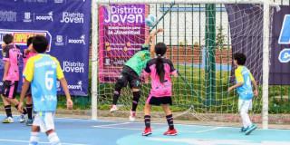 Niños jugando futsal