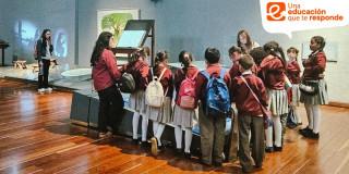 Foto que muestra estudiantes reunidos 