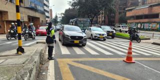 Foto que muestra vehículos andando por las calles