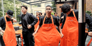 Imagen de jóvenes poniéndose un delantal