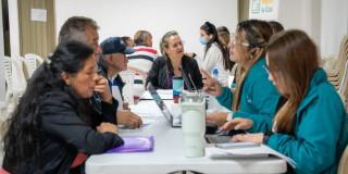 Foto que muestra personas reunidas en una mesa