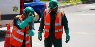 Foto que muestra trabajadores del Acueducto de Bogotá