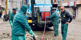 Foto que muestra trabajadores del Acueducto de Bogotá