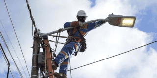 Imagen de un técnico de ENEL realizando mantenimiento en un poste de luz.