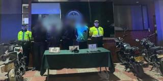 Cuatro ladrones capturados junto a las motos recuperadas.