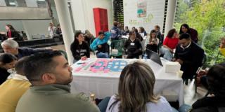 Personas reunidas en la mesa de turismo