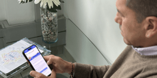 Foto de una persona mirando una pantalla del celular 