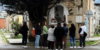 Foto de personas en el Cementerio Distrital del Sur de Bogotá