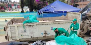 Foto que muestra personas recolectando residuos en una volqueta