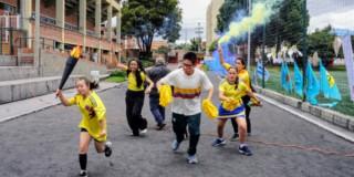 Imagen de niños y niñas con discapacidad corriendo