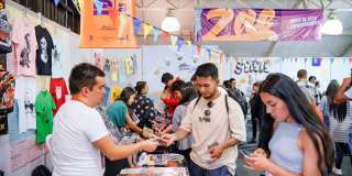 Imagen de varias personas disfrutando de la Zona de Arte y Emprendimiento en la FILBo 2025.