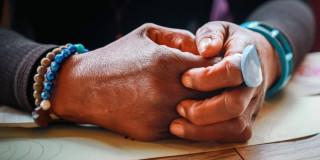 Manos de una mujer afrodescendiente.