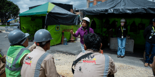 Imagen de obreros de obra recibiendo la capacitación