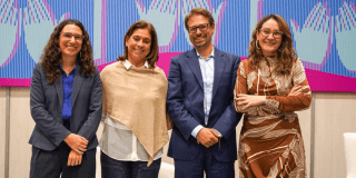 Imagen de la secretaria junto a la gerente de TransMilenio