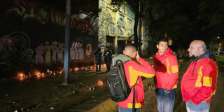 Imagen de funcionarios públicos durante la recuperación del espacio público