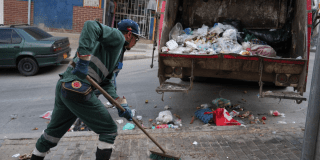 Imagen de un operario recogiendo basura